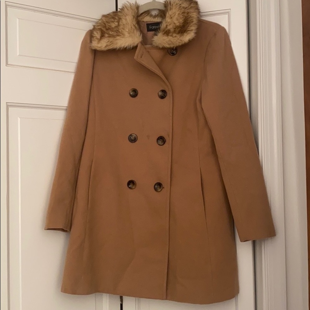 Camel winter coat w/fur collar Medium